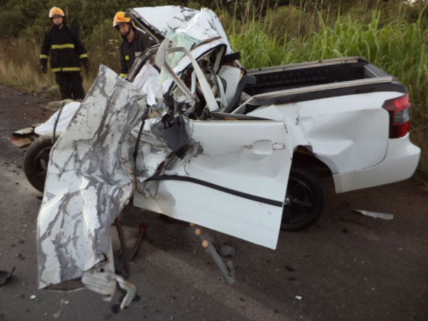 Caminhonete ficou destruída após a colisão frontal com um caminhão (Foto: Divulgação/PRF)