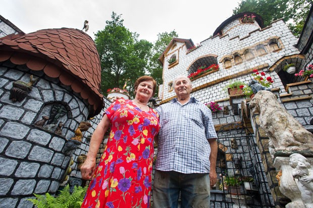 Hildegard e Heinz Schoenewolf construíram  castelo no quintal de sua casa. (Foto: Oliver Dietze/AFP)