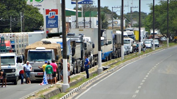 Dilma sanciona sem vetos Lei dos Caminhoneiros