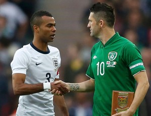 Ashley Cole e Robbie Keane Inglaterra x Irlanda (Foto: Reuters)