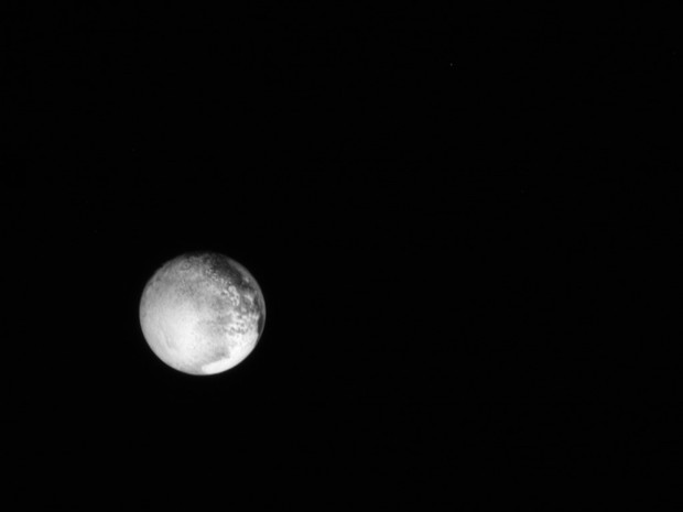 Imagem de Plutão divulgada no começo da madrugada de 14 e obtida em 12/7 pela sonda New Horizons, da Nasa