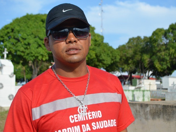 Coveiro há mais de 5 anos, Ismayle diz que mais difícil é sepultar crianças (Foto: João Paulo/GE)