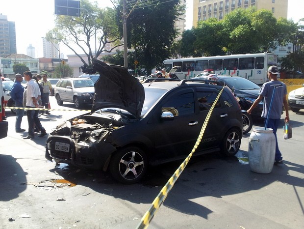 Veículo ficou com a frente destruída em acidente no Centro de Piracicaba (Foto: Edijan Del Santo/EPTV)