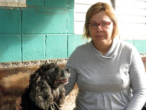 Leila Abreu e Gabriel, um cachorro cego (Foto: Mariane Rossi/G1)