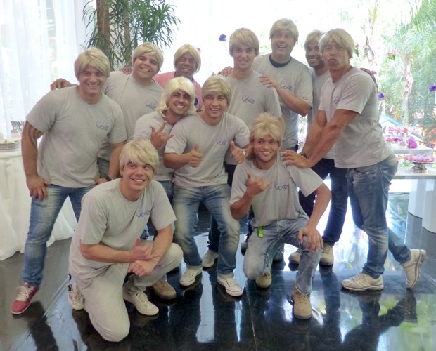 Equipe masculina do Mais Você entrou na brincadeira e colocou peruca loira (Foto: Viviane Figueiredo/Gshow)