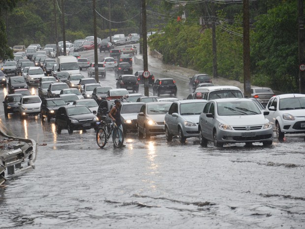 Chuva causou transtorno na Avenida Pedro II em João Pessoa (Foto: Walter Paparazzo/G1)