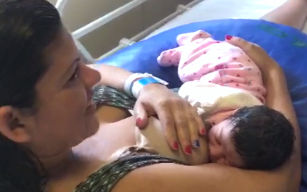 Yramar Figueiredo deu luz sozinha à filha e gravou parto dentro de casa, em Brasília (Foto: Yaramar Figueiredo/Arquivo pessoal)