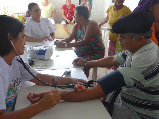 Moradores aferiram a pressão arterial (Foto: Michelle Farias/G1)