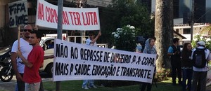 Grupo protesta contra a Copa em frente ao hotel da Seleção em GO (Luísa Gomes/G1)