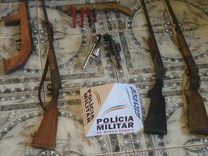 Ao todo foram apreendidas sete armas de fogo (Foto: Polícia Militar/Divulgação)