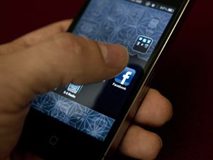Ícone do aplicativo do Facebook aparece na tela do iPhone (Foto: AFP)