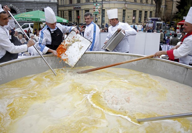 Cozinheiros tentam obter recorde de maior caldo de galinha na Bsnia (Foto: Dado Ruvic/Reuters)