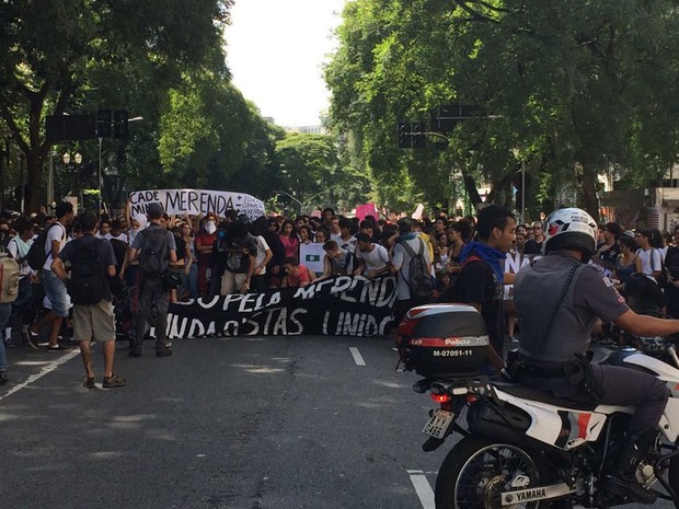 G Alunos Fazem Protesto Contra Falta De Merenda E Bloqueiam Vias Em