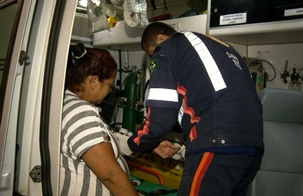 Mulher luta para retirar feto morto a 20 dias dentro de sua barriga, em Luziânia, Goiás 2 (Foto: Reprodução/TV Anhanguera)