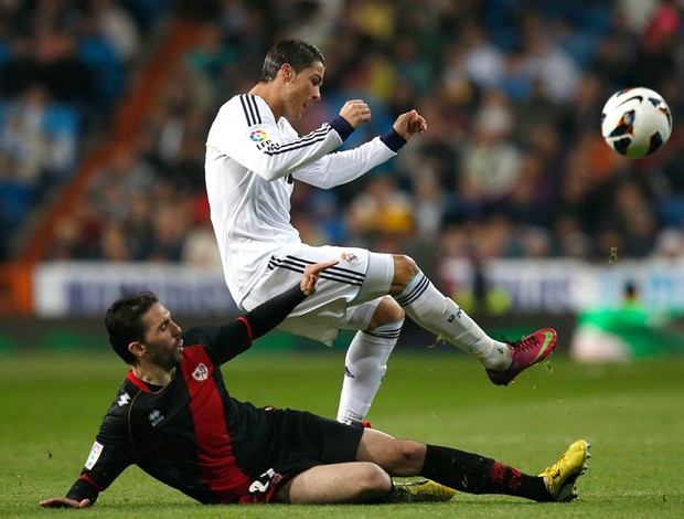 Cristiano Ronaldo na partida do Real Madrid contra o Rayo Vallecano (Foto: Reuters)