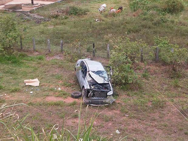 Carro ficou destruído após sair da pista e capotar na BR-101, no sul da Bahia (Foto: Viviane Moreira/ Site O Povo News) Carro ficou destruído após sair da pista e capotar na BR-101, no sul da Bahia (Foto: Viviane Moreira/ Site O Povo News)