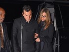 Jennifer Aniston e Justin Theroux deixam hotel agarradinhos