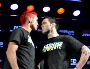 Pepey e Jason na coletiva de imprensa do UFC (Foto: Adriano Caldas / Globoesporte.com)