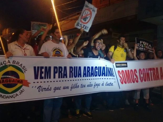 Manifestantes também protestam em uma das principais avenidas de Araguaína (Foto: Fabíola Sélis/TV Anhanguera)
