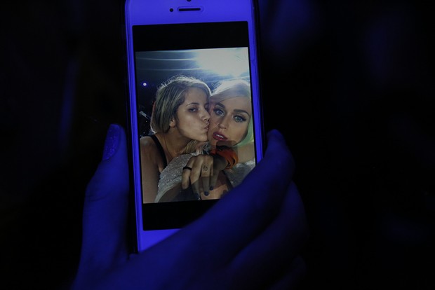 Selfie de Rayane Souza, fã que subiu no palco no show de Katy Perry (Foto: Marcos Serra Lima/EGO)