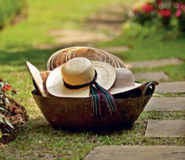 Que tal deixar chapéus dispostos lindamente em um balde de aço?