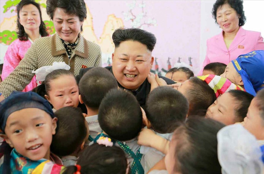 Agência de notícias norte-coreana divulga foto com uma versão sorridente do líder Kim Jong-un, durante visita a um orfanato da capital Pyongyang