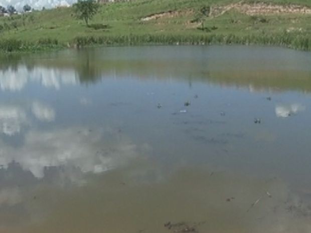 Segundos bombeiros, além do menino, quatro crianças brincavam na represa (Foto: reprodução/TV Tem)