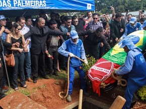 O corpo do cantor Cristiano Araújo é enterrado no cemitério Jardim das Palmeiras, em Goiânia (Foto: André Costa/Estadão Conteúdo) O corpo do cantor Cristiano Araújo é enterrado no cemitério Jardim das Palmeiras, em Goiânia (Foto: André Costa/Estadão Conteúdo)