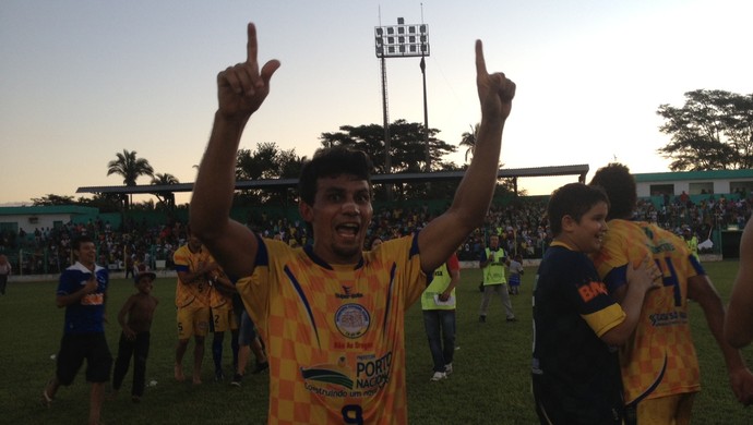 Lourival, autor de gol na final, comemora o título do Interporto (Foto: Vilma Nascimento/GloboEsporte.com)