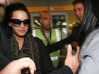 Demi Lovato desembarca em São Paulo e fã puxa bolsa da cantora
