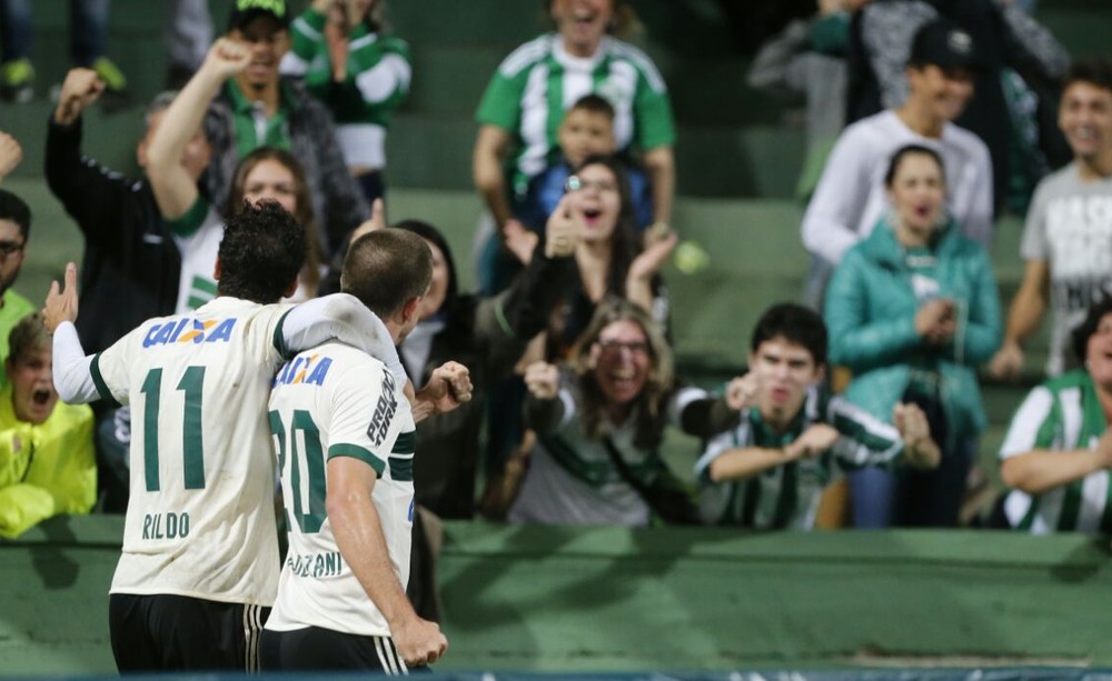  Coritiba vence o Palmeiras, fica na liderança e azeda aniversário de Cuca