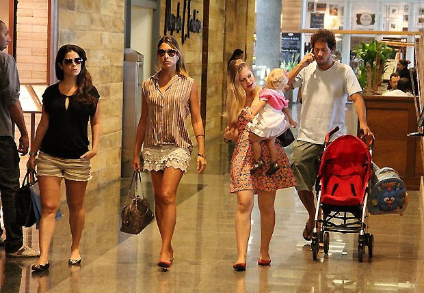 Samara Felippo, Gisele Itié, Carolinie (com Bruna Luz no colo) e Guga Coelho (Foto: Marcus Pavão/Agnews)