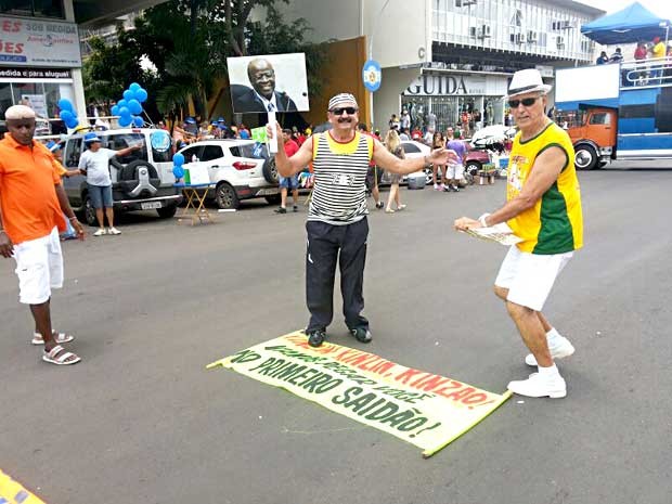 Foliões se preparam para o desfile do bloco Pacotão (Foto: Aldair Fernando/Divulgação)