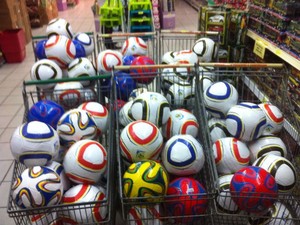 Bolas de futebol apreendidas em Santa Cruz do Capibaribe, Pernambuco (Foto: Divulgação/ Polícia Civil)