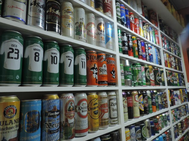 Latas de cerveja de André têm diversos temas, entre eles, o futebol (Foto: Carlos Dias/G1)