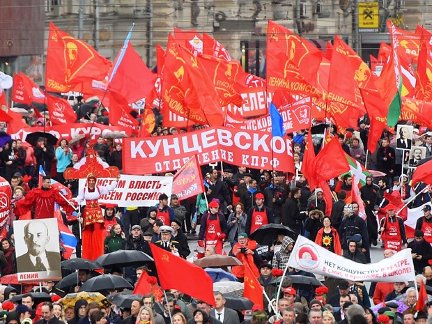 Ativistas do Partido Comunista participam de tradicional manifestação do Dia do Trabalho em Moscou (Foto: AFP Photo/Dmitry Serebryakov)