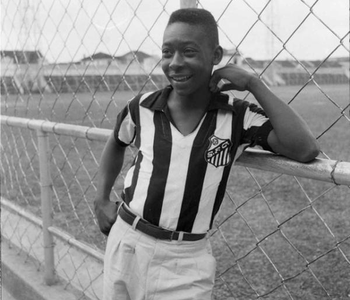 Pelé, quando vestiu a camisa do Santos pela primeira vez (Foto: Reprodução / twitter)
