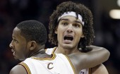 Varejão dá show no garrafão, e Cavs batem em casa os Sixers (AP)