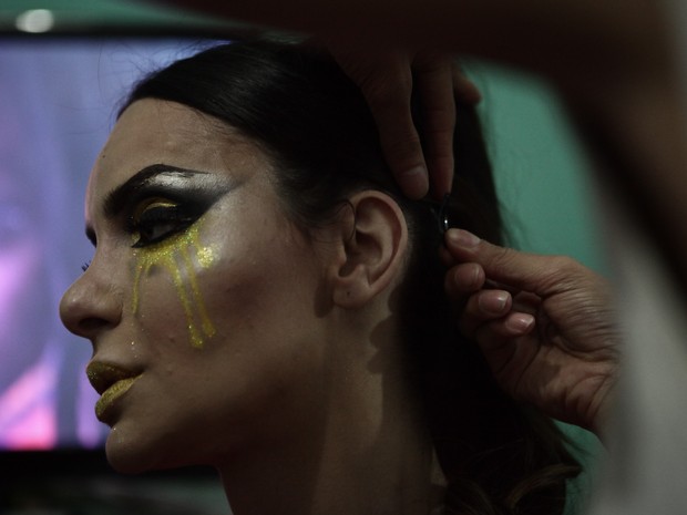 Viviany Beleboni pinta lágrimas de ouro em seu rosto para o desfile na Parada Gay (Foto: Caio Kenji/G1)