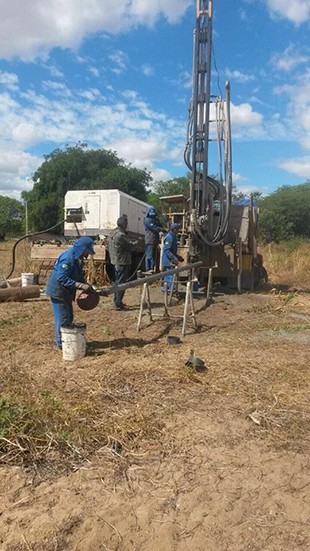 Perfuração de poço pela equipe da Secretaria de Meio Ambiente e Recursos Hídricos (Foto: Semarth)