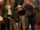 Klebber Toledo toma sorvete com Marina Ruy Barbosa e a sogra no Rio