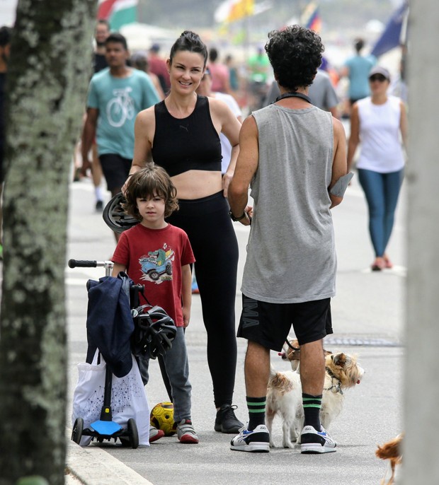 Carolina Kasting com a família no Rio (Foto: Daniel Delmiro/AgNews)
