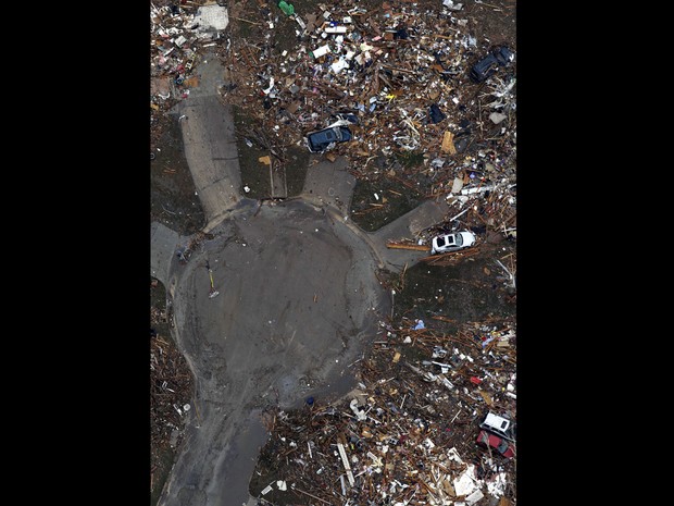 Vista aérea mostra casas destruídas pelo tornado em uma rua sem saída de Moore (Foto: Steve Gooch/AP)