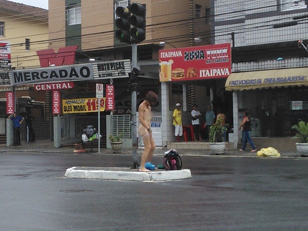 Mulher ficou pelada, dançou e fez diversas poses em São Vicente, SP (Foto: G1)