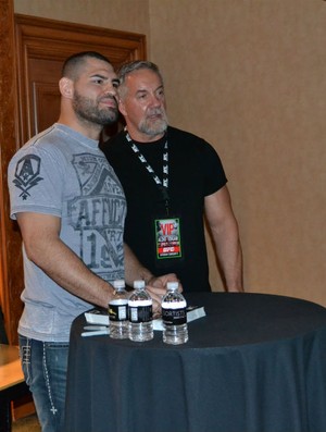 Cain Velásquez tira fotos com fãs antes da pesagem do UFC 156 (Foto: Adriano Albuquerque/SporTV.com)