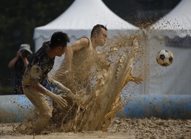 Chineses participam de um campeonato de futebol disputado na lama. Realizado na capital Pequim, o torneio reúne 32 equipes locais. (Foto: Kim Kyung-Hoon/Reuters) Chineses participam de um campeonato de futebol disputado na lama. Realizado na capital Pequim, o torneio reúne 32 equipes locais. (Foto: Kim Kyung-Hoon/Reuters)