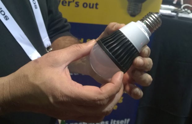 Apresentada na CES 2015, lâmpada SmartCharge funciona quando há falta de energia. (Foto: Gustavo Petró/G1)