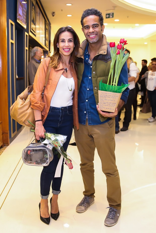 Tânia Khalill ganha o carinho do marido, Jair Oliveira, em estreia de peça em São Paulo (Foto: Manuela Scarpa/Brazil News)