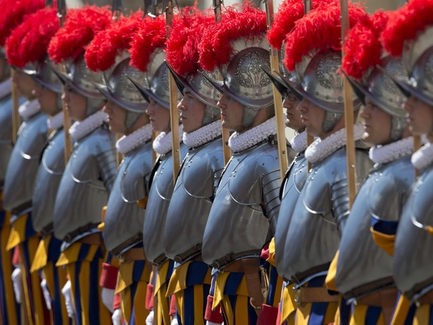 Guardas suíços do Vaticano se apresentam durante cerimônia de posse, no Vaticano nesta terça-feira (6) (Foto: Alessandra Tarantino/AP) Guardas suíços do Vaticano se apresentam durante cerimônia de posse, no Vaticano nesta terça-feira (6) (Foto: Alessandra Tarantino/AP)