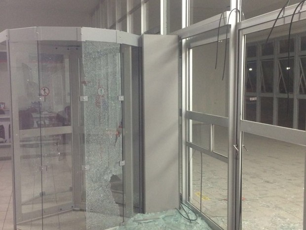 Homens atiraram em vidraça para ter acesso a agência do banco Bradesco (Foto: Divulgação)